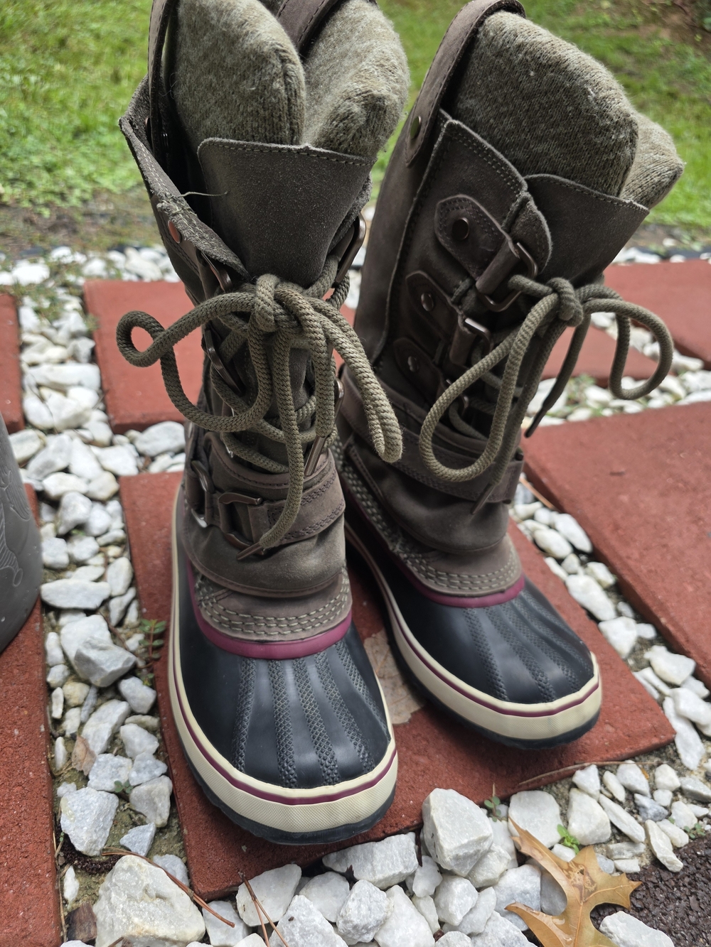 Sorel Women's Brown and Black Winter Duck Boots with Maroon Trim Size 6.5 Used.